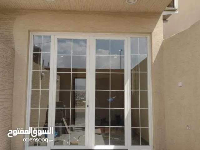 نقوم بتصميم وتنفيذ أعمال الألمنيوم والزجاج بمواصفات عالمية، مع عزل تام للماء والغبار والرطوبة. تتميز