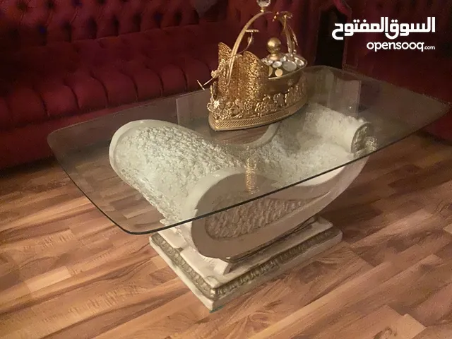 طاولة من حجر ثقيلة