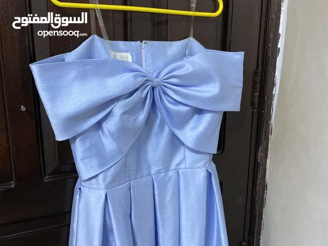 فستان سهرة مستعمل انلبس مرة وحدة لمدة ساعتين بحالة الجديد نظيف و بحالة جيدة جدا خامته حلوة و مريح