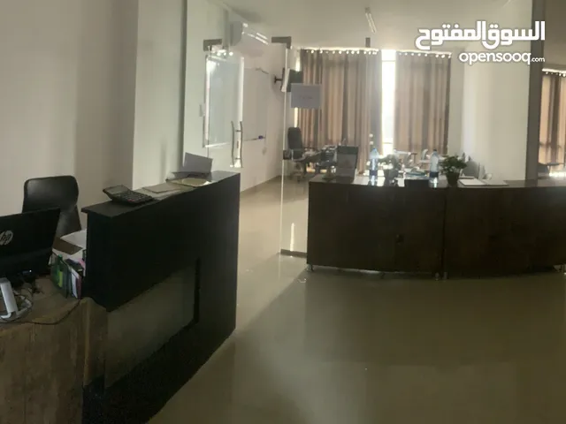مكتب حديث في دوار المنارة رام الله