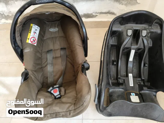 2,1 مقعد سيارة للاطفال ماركة( graco).وكوت منفصل للاطفال