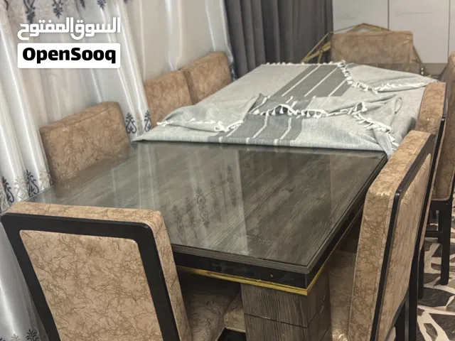 طاولة سفرة بحالة ممتازة للبيع +جلاي ارستون استعمال سنة بسبب السفر