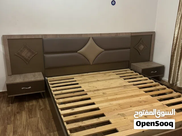 غرفة نوم بدون دولاب وسدة