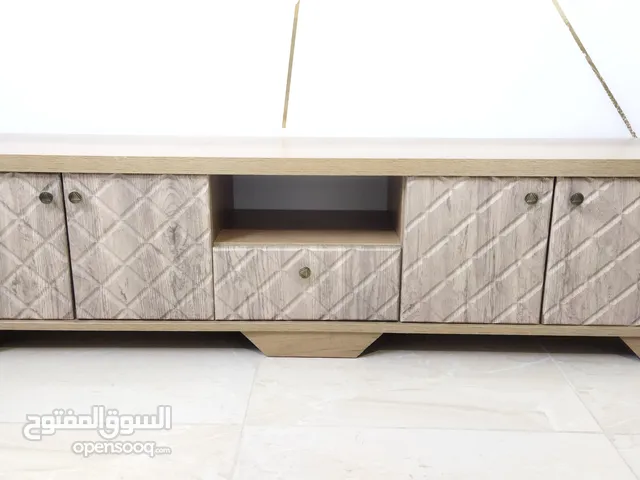 طاولة تلفزيون للبيع مستعمل بحالة جيدة جدا-