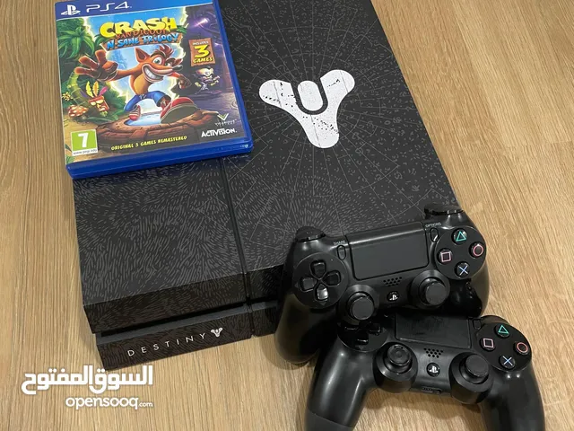 PS4 + 2 original controllers + CD game
