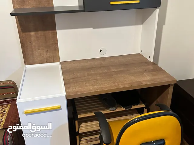 مكتب مع الكرسي الخاص به بألوان جميلة وفاخرة من شهوان
