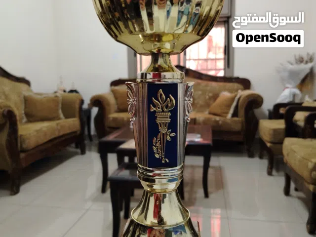 كأس معدني بقاعدة رخامية