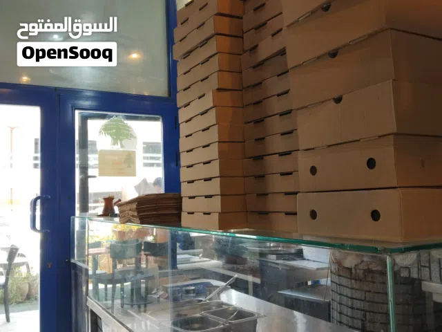 مطعم جديد وشغال اسم مميز  مساحه أماميه جيده مواقف سيارات