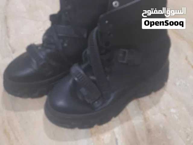 ثلاث ازواج احذيه قياس 44 غير مستخدمات ماعدا البوت ملبوس مره واحده