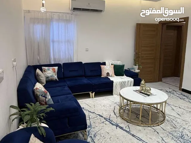 شقه سكنيه ارضيه للايجار في مجمع الامل السكني 2