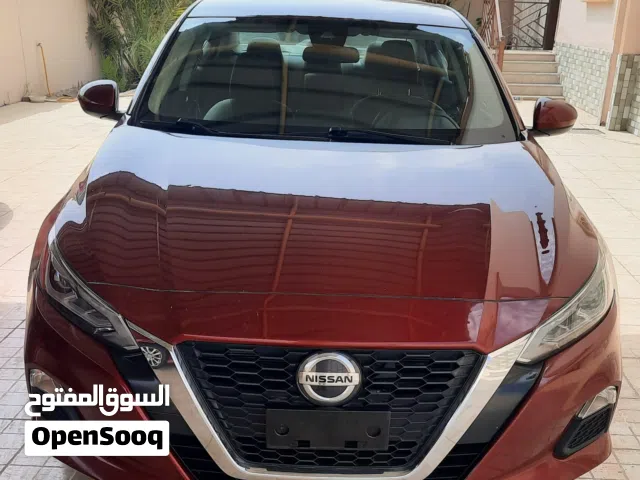 الوصف  التيما 2022 SV نظيفة جدا بدون خروج ايرباج  عدد الاسطوانات : 4  - نوع ناقل الحركة : اوتوماتيك