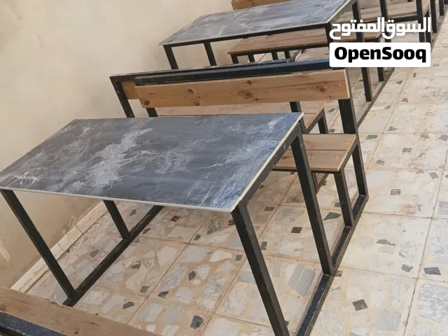 طاولة اكل مطعم أو في جنان سطح رخام اسباني ومقعد لوح معالج خدمة نظيفة ممتازة