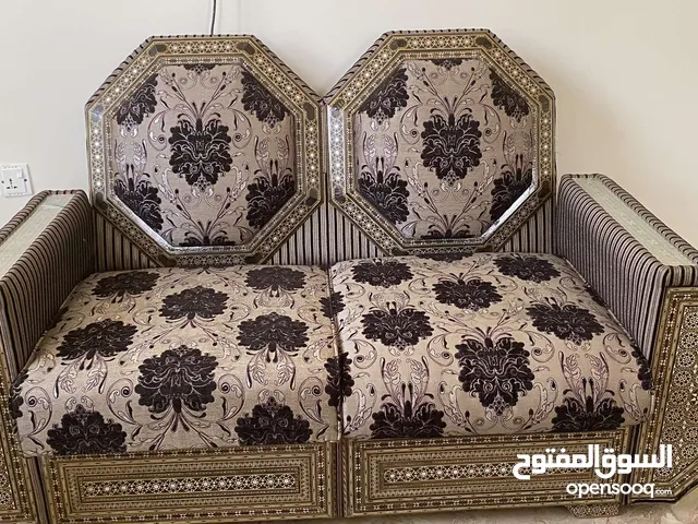 للبيع: كنبة تقليدية سورية نادرة