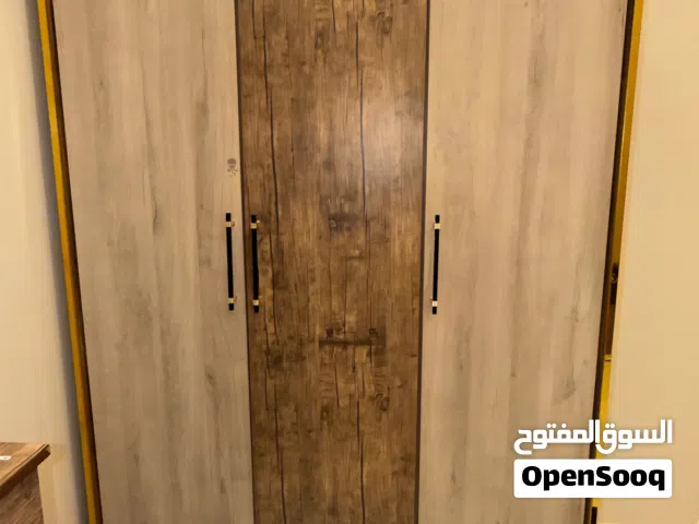 غرفة نوم تحتوي على دولاب وتسريحة و كرفايتين نفر ونص وكومدينو مستعمله شهر فقط