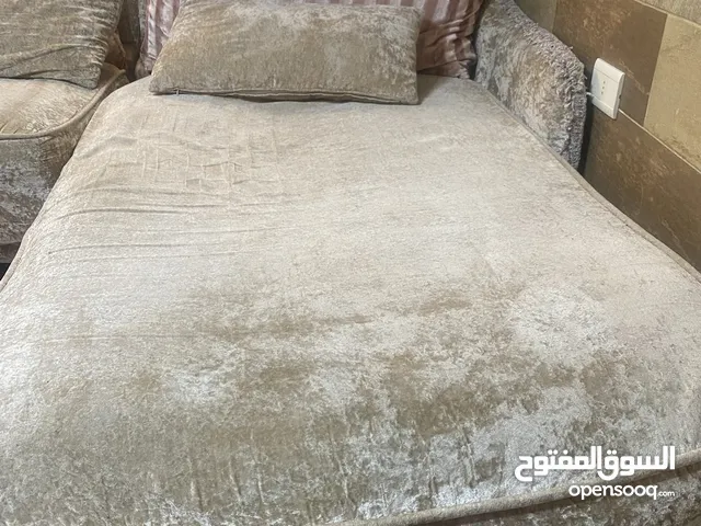 طقم تركي غرفة جلوس بحاله جيدة مع بفه للبيع لاعلى سعر