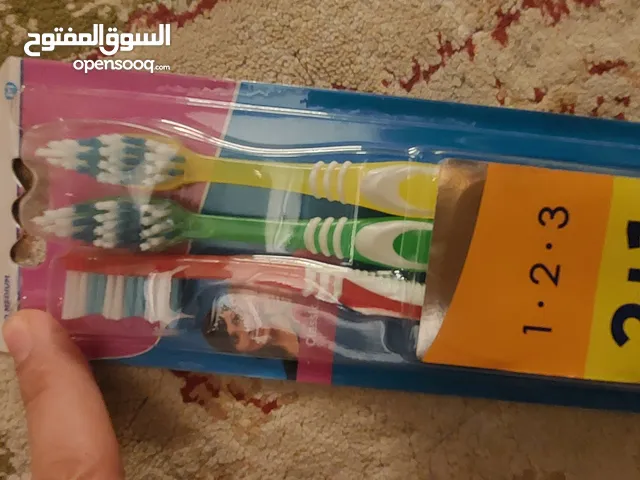 معجون أسنان دابر هيربال بالقرنقل والنعناع فرشاه أسنان هديه +علبه فرش أسنان oral B جديده مقفوله