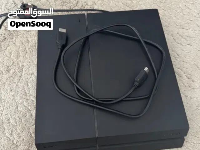 بلايستيشن 4 نظيف جداً في صلالة (مع كامل ملحقاته + لعبة FC 26)