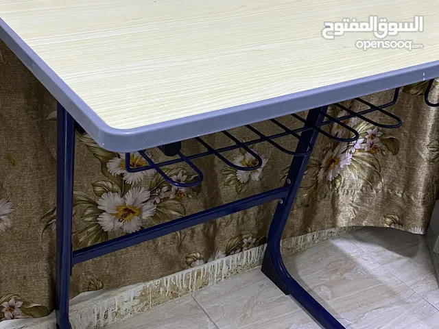 طاوله دراسه بدون كرسي
