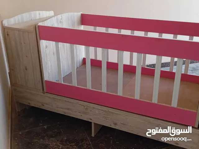 سرير اطفال للبيع  استعمال بسيط الملاحظه يوجد كسر بسيط من تحت ولكن يخدم مفيش شي فيه