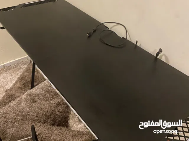 طاوله Gaming كاربون فايبر اصلي وله ميزات كثيره لم تستعمل كثيرا وتتفاعل مع الصوت وايضاً الاضاءه