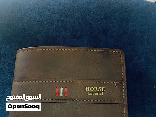 محفظه ذات اللون البني الغامق