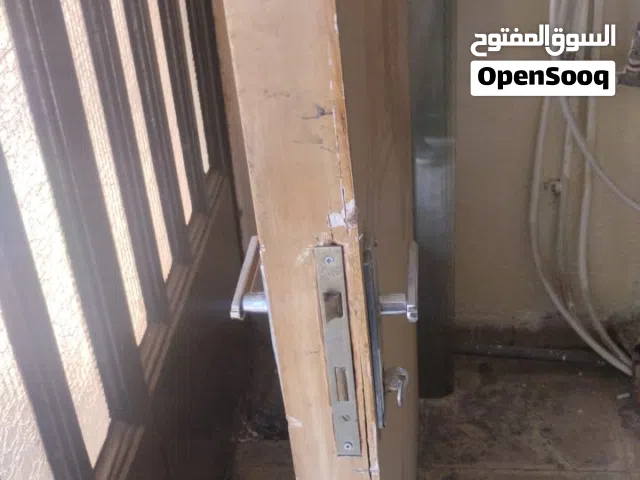 باب حديد وباب خشب