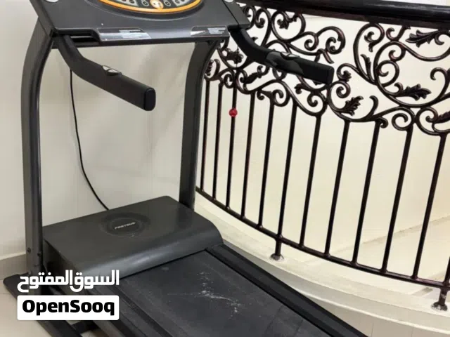 جهاز مشي كهربائي مستعمل بحالة جيدة جدا. سعره الاصلي عند الشراء 4000 درهم. وعرض البيع هو الافضل الآن.