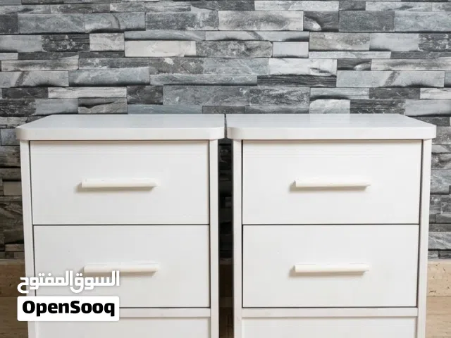للبيع طقم طاولات جانبية للسرير (عدد 2) بحالة جيده