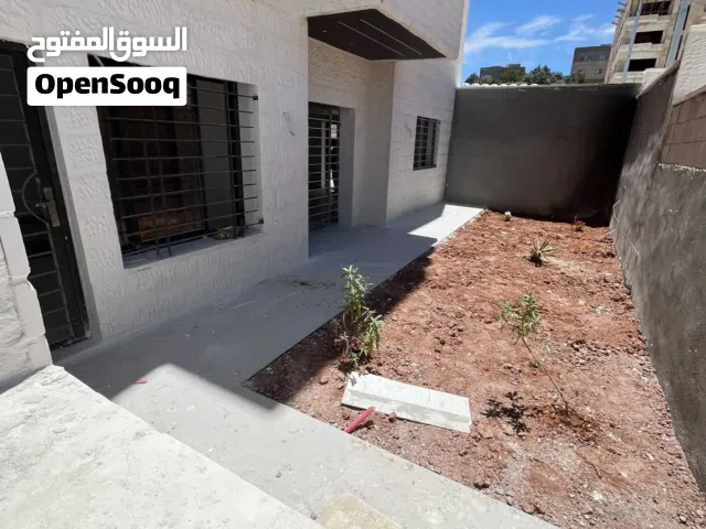 شقة ارضيه في البنيات 136م مع ترس 128م وكراج خاص قرب طريق المطار خلف جامعة البتراء
