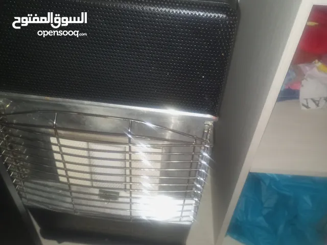 طاوله للبيع خشب رجليها حديد وصوله غاز