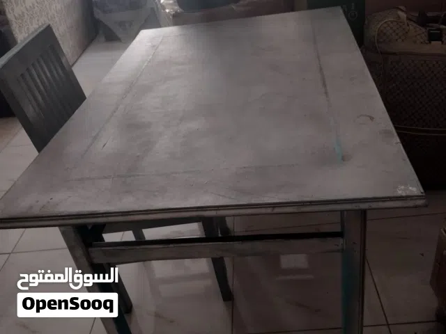 طاولة بأربع كراسي