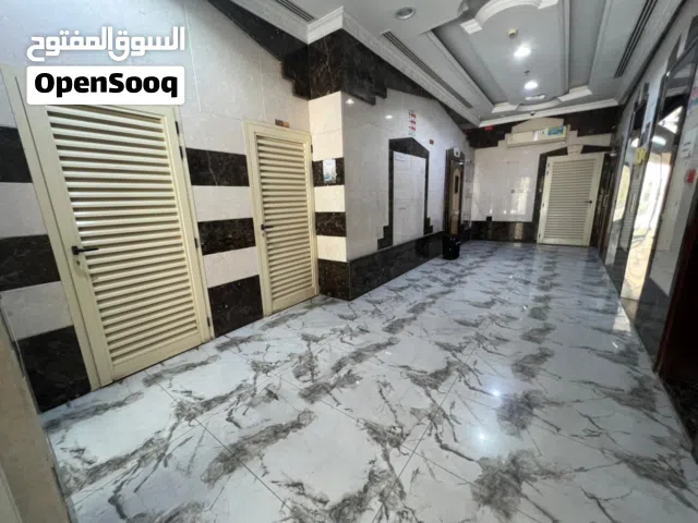 شقة للايجار في منطقة المجرة غرفتين وصالة اطلالة بحرية بمساحات واسعة تشطيب حديث تسهيلات في السد