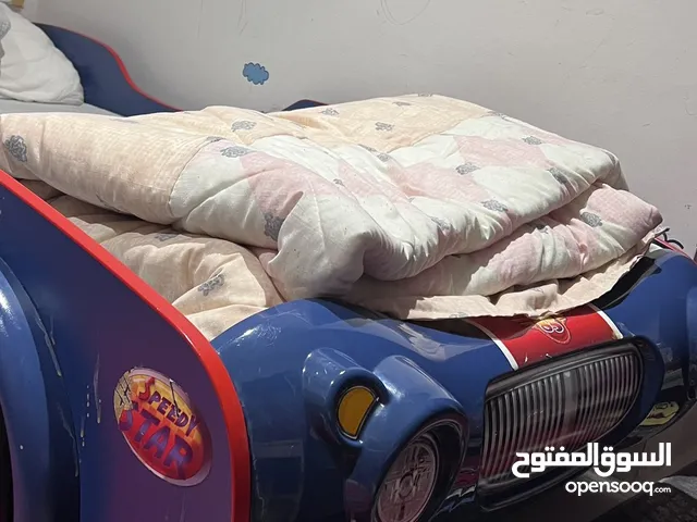 سرير أطفال على شكل سيارة بحالة ممتازة
