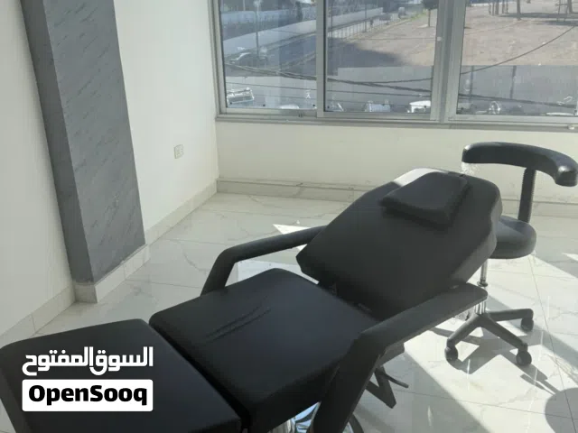 كرسي رموش مكياج مع كرسي عادي تفصيل جديد للبيع