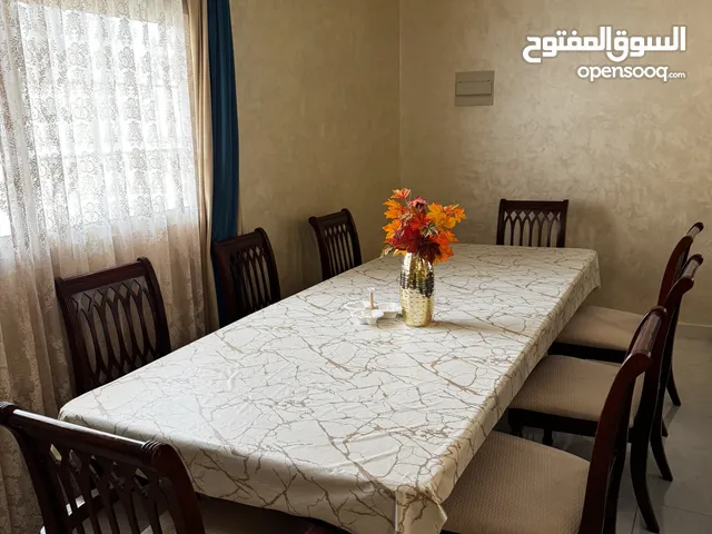 طاولة طعام مكون من 8 اشخاص نظيفة جدآ وبحالتها الجيده