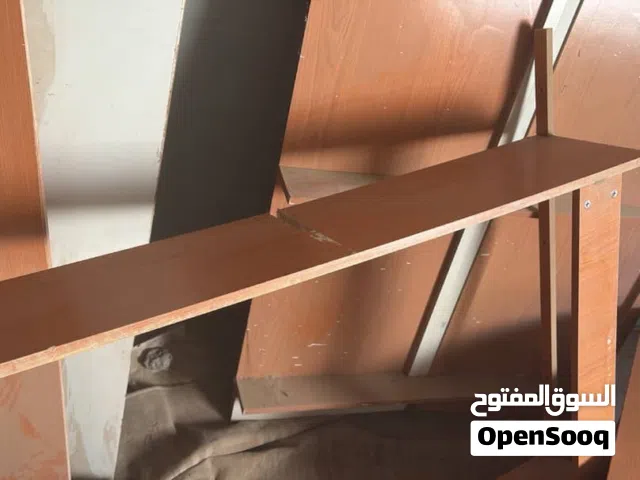 سرير خشب كبير وسرير حديد صغير