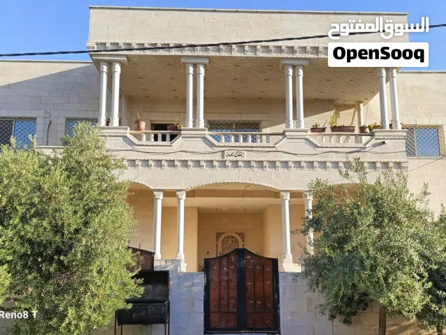منزل مميز طابقين حجر اربع شقق واجهتين