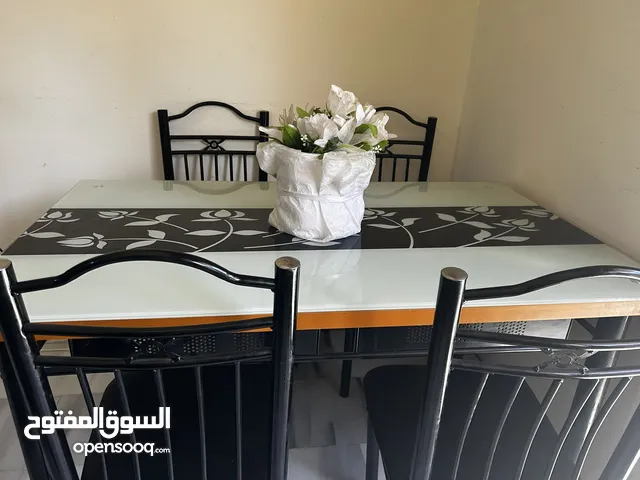 طاولة مطبخ مع كراسيها بحالة جيدة جدا للبيع بداعي التغيير