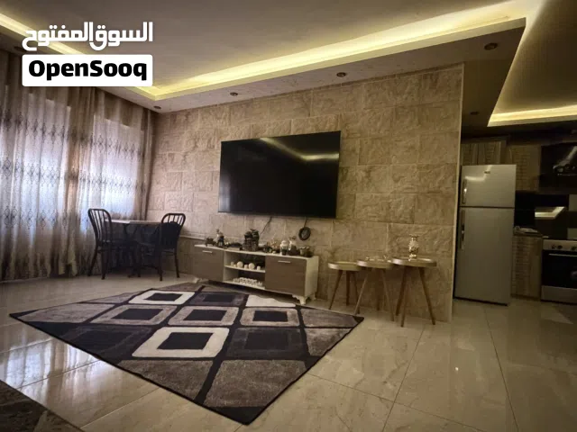 شقة مكيفة ومجهزة سوبر ديلوكس مقابل حديقة الطيور بالشميساني من المالك مباشرة عائلات فقط الدفع شهري
