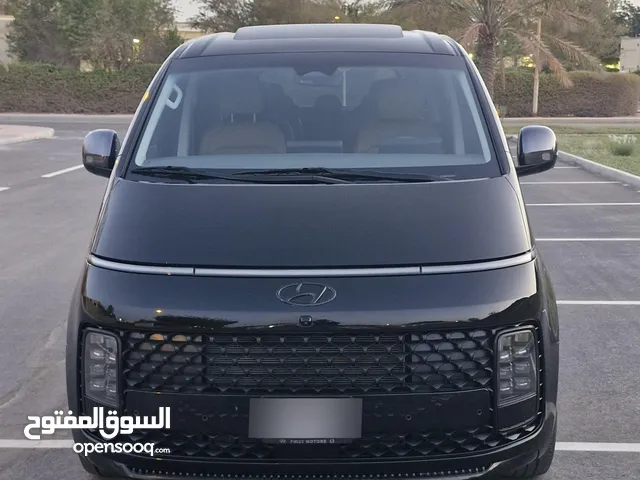 للبيع هونداي ستاريا فان موديل 2024 اسود من الداخل جلد بني اعلى فئة .