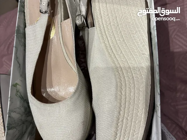 Beige With Heels in Amman