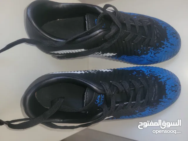 بوت رياضه ل كرة القدم مقاس 36 وارد دبي استخدام جدا بسيط