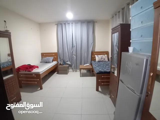 لمحبين الهدوء والنظافة .وبدون عمولة. .سكن سوريين ، غرفة ماستر ثلاثية ... حمام خاص براد خاص