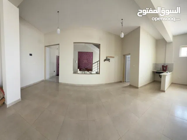 مبنى مكتبي وتجاري في موقع ممتاز جداً بشارع الوكالات، يبعد 90m من الشارع الرئيسي