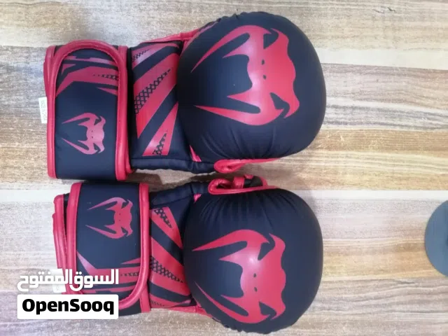 جفوف . قفازات mma جديده ما مستعمله للبيع لون احمر ماركه فينوم العالميه بسعر مناسب والتوصيل خمسه الاف