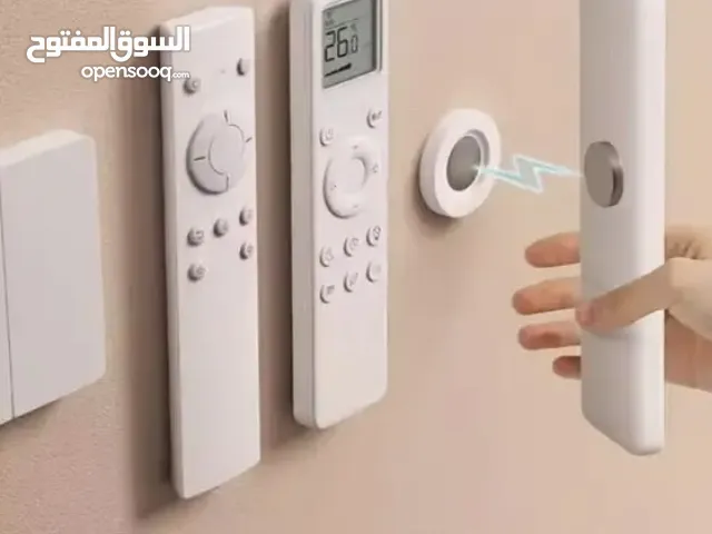 حامل مغناطيسي ذكي للتحكم عن بُعد – تصميم أنيق لتثبيت الريموتات على الحائط