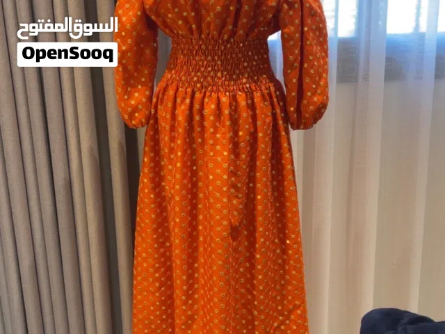فستان بسيط مع شك ذهبي