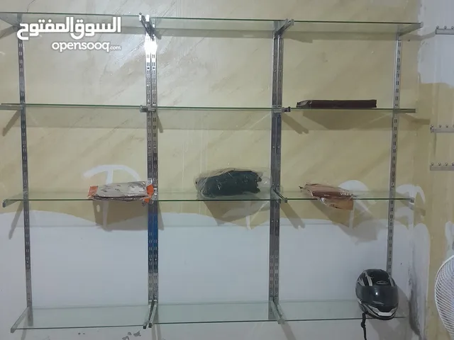 رفوف كزاز بحالت الوكاله للبيع بداعي السفر  يصلح لمحل