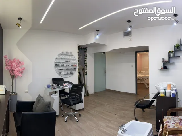 فرصة استثمارية! صالون لخدمة الأظافر والقدمين والمكياج والعناية بالبشرة والليزر