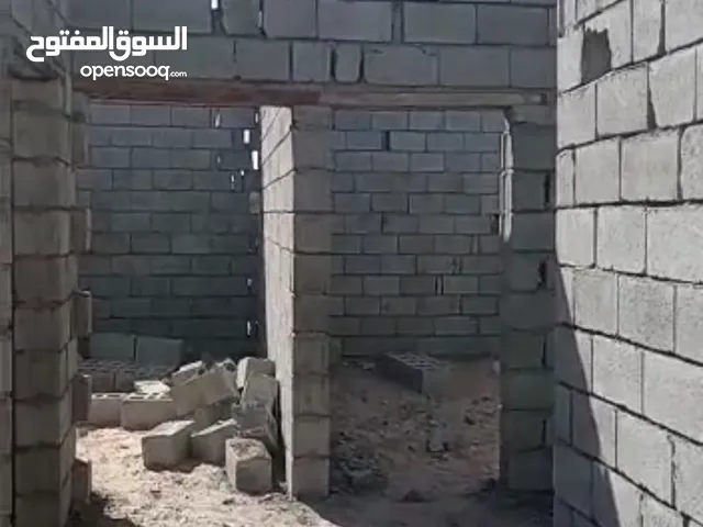 بيت وقف سني غير مسجل قيد الانشاء يحتوي على 3غرف ومطبخ وحمام مشتراك وصل للسقف يعني غير مسقف